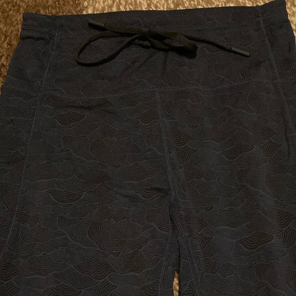 ZYIA Gray and Black High-Waisted Leggings with Stretch Fabric - Picture 5 of 13